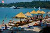 Ombrelloni sulla spiaggia Lone a Rovigno