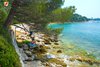 Spiaggia rocciosa nelle vicinanze della baia Corrente a Rovigno